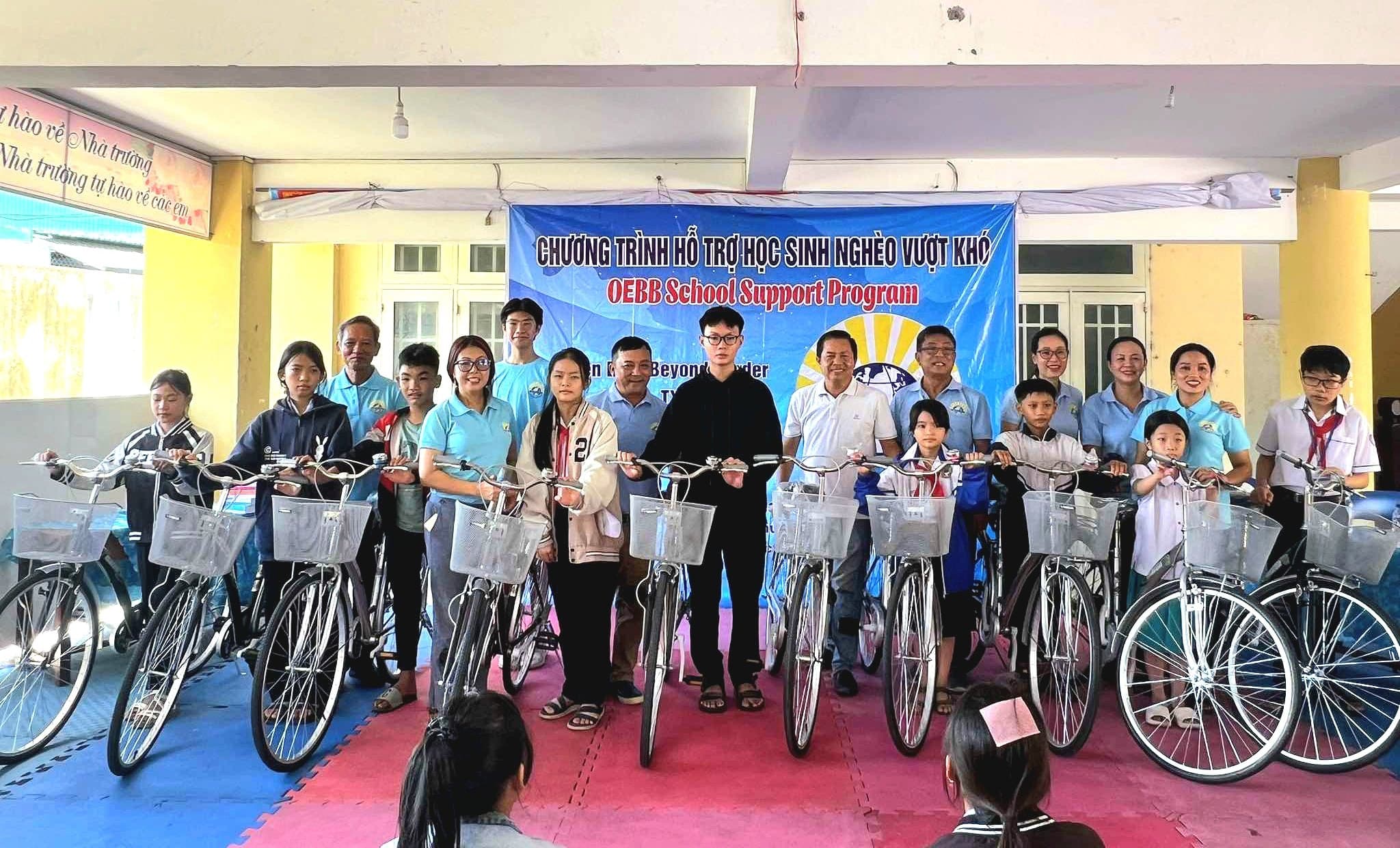 Students receiving new bicycles through the OEBB School Support Program